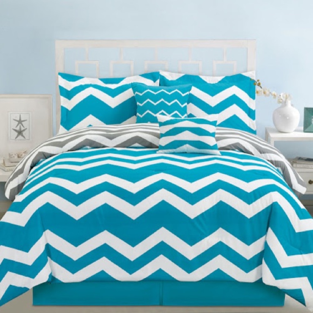 Blue/ gray reversible chevron bedding (full size)